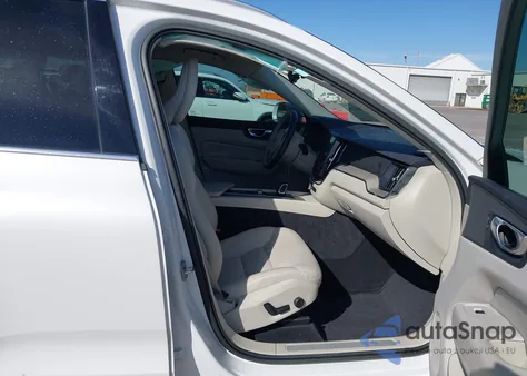 2023 Volvo Xc60 B5 Plus Bright Theme z USA, uszkodzony, nr VIN YV4L12REXP1359748